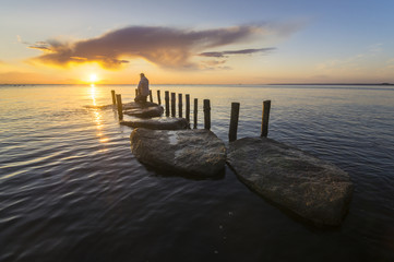 Morska przystań z kamieni i pali © Mike Mareen