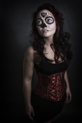 Sugar Skull junge Frau in Corsage