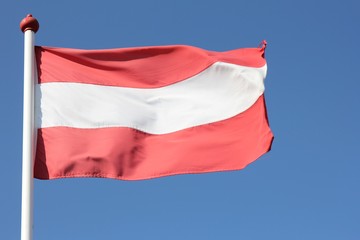 Naklejka na ściany i meble Flagge Österreichs im Wind