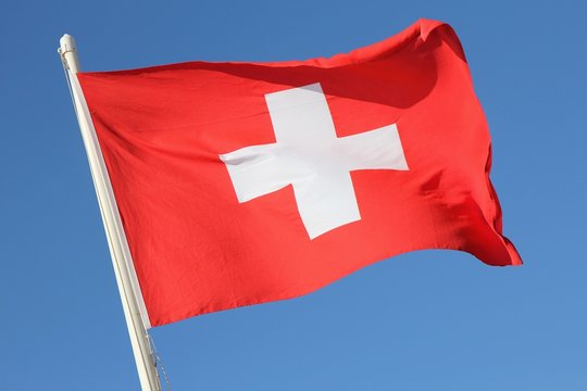 schweizer Flagge im Wind