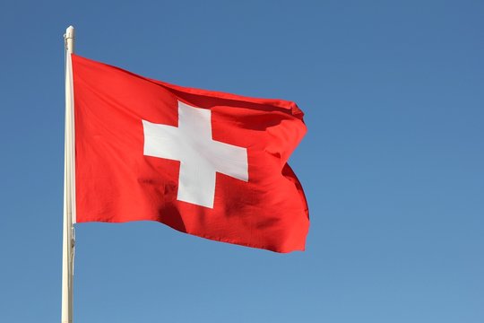 schweizer Flagge im Wind