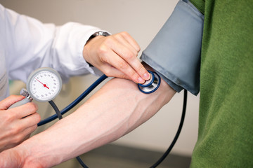 Blutdruck messen beim Hausarzt