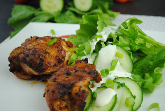 gebratene H&auml;hnchenkeulen mit gr&uuml;nen Salat  Low Carb Gericht