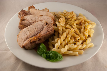Gebratene Brustrippe mit Pasta