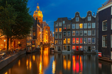 Fototapeta premium Nocny widok na kanał Amsterdamu, kościół i most