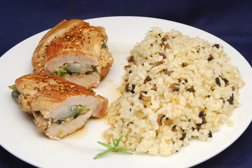 Gefüllter Schweinerückenbraten in asiatischer Sauce mit Bulgur