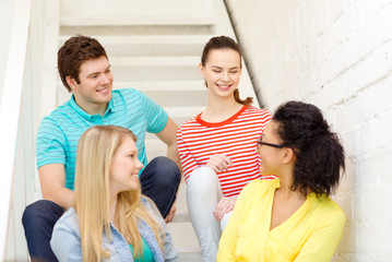 Obraz premium smiling teenagers hanging out