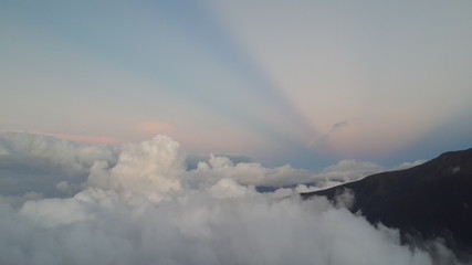 En montaña, sobre nubes.