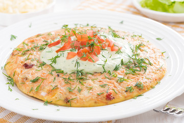 dietary omelette with carrots, tomatoes and green yogurt sauce