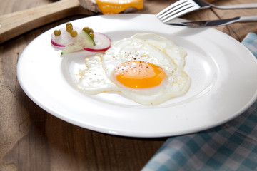 früstück ei auf dem tisch