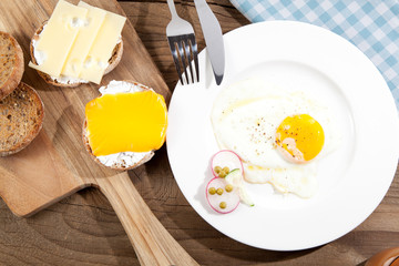 früstück ei auf dem tisch