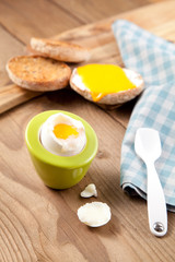 früstück ei auf dem tisch