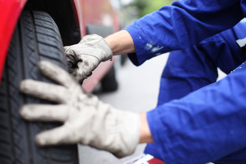 Mechaniker prüft Reifendruck