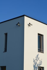 Façade d'immeuble avec caméras
