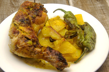 Pollo asado con patatas fritas y pimientos