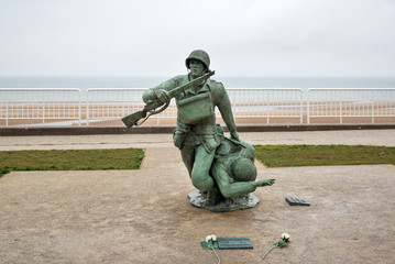 Soldier statue memorial. Omaha beach, France. - obrazy, fototapety, plakaty