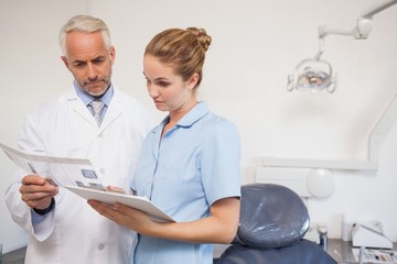 Obraz premium Dentist and assistant studying x-rays