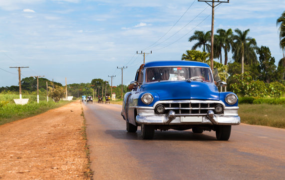 Amerikanischer Oldtimer fährt auf Kubas Strassen