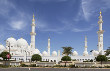 Fototapeta na wymiar Обьединённые Арабские Эмираты. Абу-Даби. Белая мечеть.