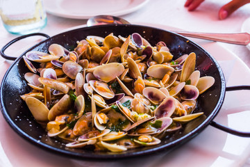 Plate with mussels