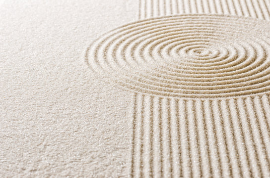 Sand mit Linien und Kreisen