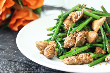 Fried garlic chives with chicken livers