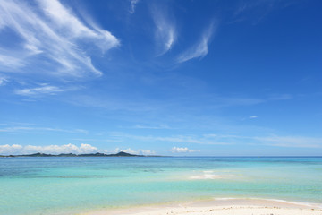 美しい沖縄のビーチと夏空