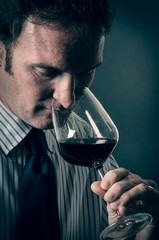 Sommelier degusta calice di vino rosso