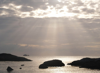 Fototapeta na wymiar Morning sun ray over the sea