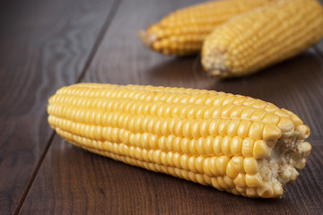 corn cobs on the table