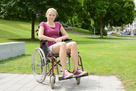 Frau im Rollstuhl bei Ausflug im Park