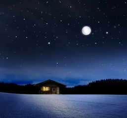 Beleuchtete Hütte bei Nacht