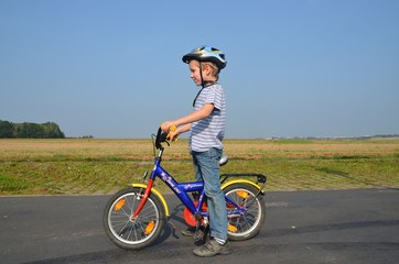 Kind fährt Fahrrad