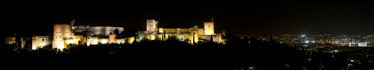 Fototapeta na wymiar Night view of the Alhambra