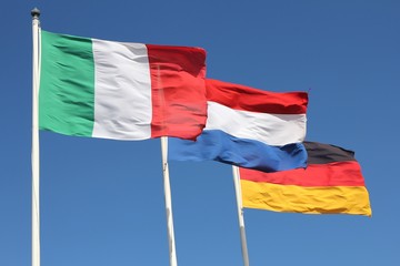 Flaggen im Wind (Italien, Niederlande, Deutschland)
