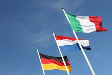 Flaggen im Wind (Deutschland, Niederlande, Italien)