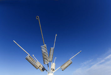 Antennen vor blauem Himmel