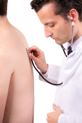 Arzt hört mit dem Stethoskop einen Patienten ab