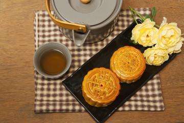 Obraz na płótnie Canvas Chinese moon cake with tea ceremony on wooden background