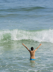 Niño bañandose en el mar
