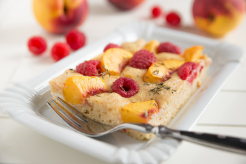 Kuchen mit Aprikosen und Himbeeren