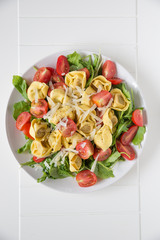 Tortellini mit Kräutern und Tomaten