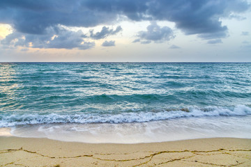 Fototapeta na wymiar sea waves in Miami witzh cloudy sky