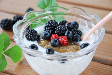 yogurt with berries
