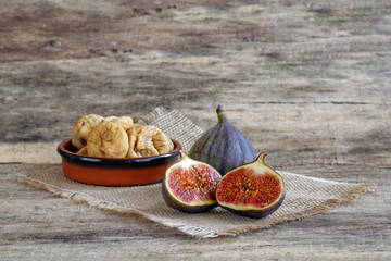 Fresh figs cut in half and dried figs in a bowl