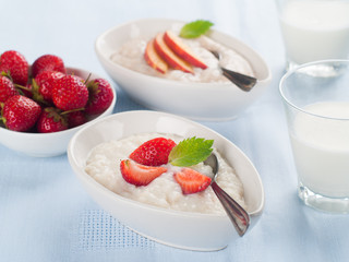 porridge with fruit and berr