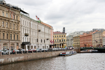 Naklejka premium Nabrzeże rzeki Moika przy pochmurnej pogodzie