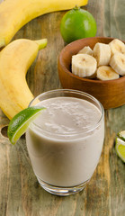 Banana smoothie with lime