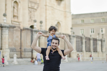 Obraz premium Father carrying daughter on shoulders