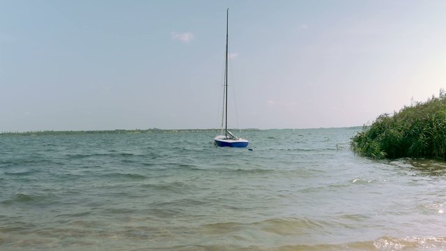 Segelboot vor Anker, Boot im See - Wellengang 4k